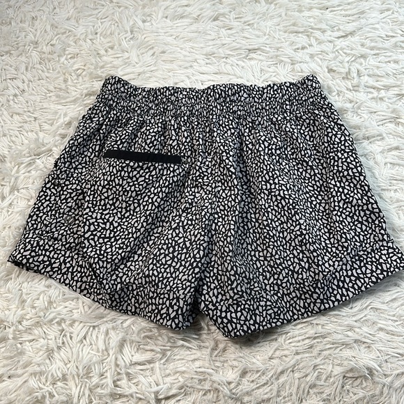 Lululemon Spring Break Away Short Miss Mosaic Black - Picture 5 of 7